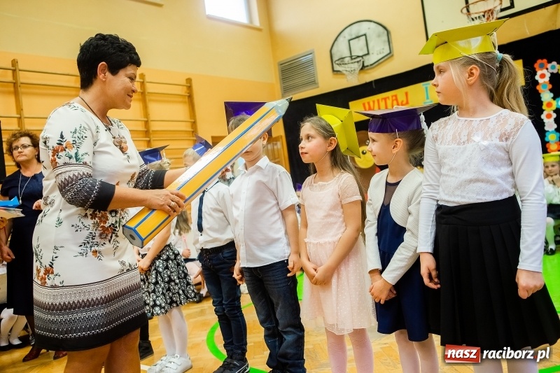 Zdjęcie w galerii na portalu naszraciborz.pl: Uroczyste pasowanie na ucznia w Szkole Podstawowej nr 13 wiadomości z regionu