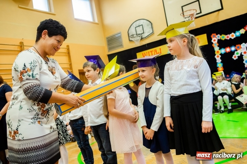 Zdjęcie w galerii na portalu naszraciborz.pl: Uroczyste pasowanie na ucznia w Szkole Podstawowej nr 13 wiadomości z regionu
