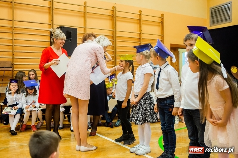 Zdjęcie w galerii na portalu naszraciborz.pl: Uroczyste pasowanie na ucznia w Szkole Podstawowej nr 13 wiadomości z regionu