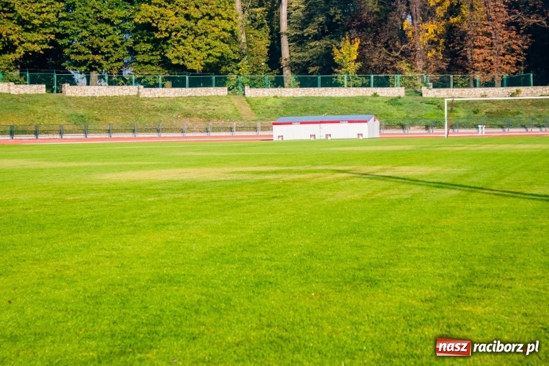 Zdjęcie w galerii na portalu naszraciborz.pl: Tak wygląda oświetlenie stadionu w Raciborzu. Co się dzieje z murawą? Jest miejscami spalona wiadomości z regionu