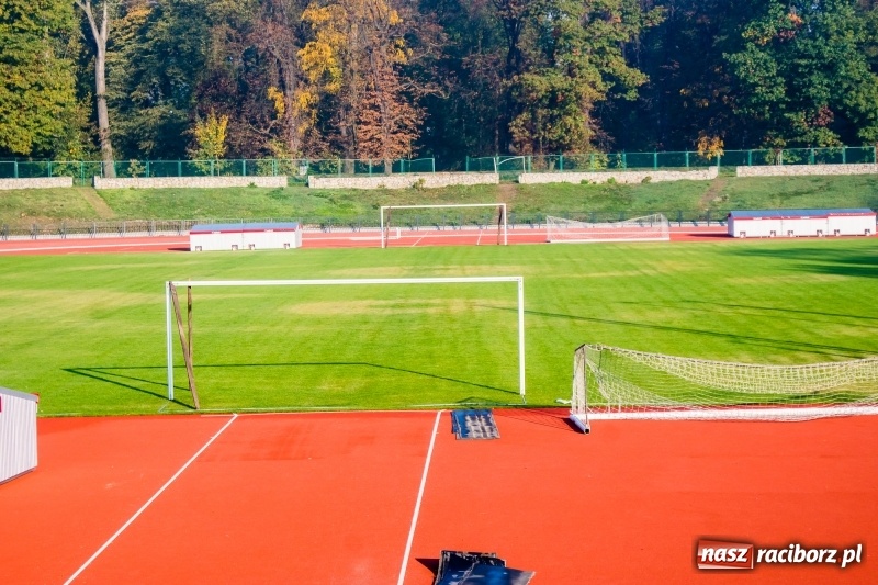 Zdjęcie w galerii na portalu naszraciborz.pl: Tak wygląda oświetlenie stadionu w Raciborzu. Co się dzieje z murawą? Jest miejscami spalona wiadomości z regionu