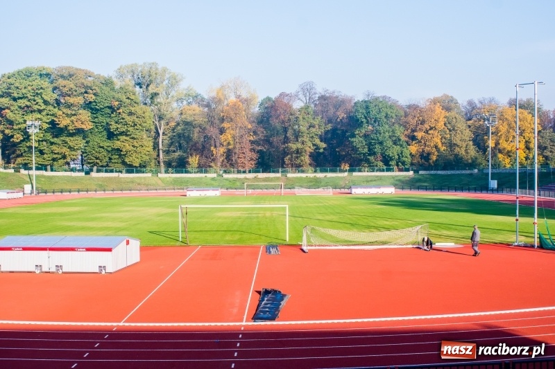 Zdjęcie w galerii na portalu naszraciborz.pl: Tak wygląda oświetlenie stadionu w Raciborzu. Co się dzieje z murawą? Jest miejscami spalona wiadomości z regionu