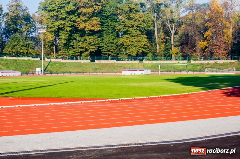 Zdjęcie w galerii na portalu naszraciborz.pl: Tak wygląda oświetlenie stadionu w Raciborzu. Co się dzieje z murawą? Jest miejscami spalona wiadomości z regionu