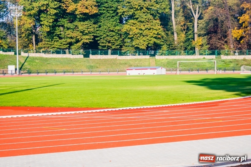 Zdjęcie w galerii na portalu naszraciborz.pl: Tak wygląda oświetlenie stadionu w Raciborzu. Co się dzieje z murawą? Jest miejscami spalona wiadomości z regionu