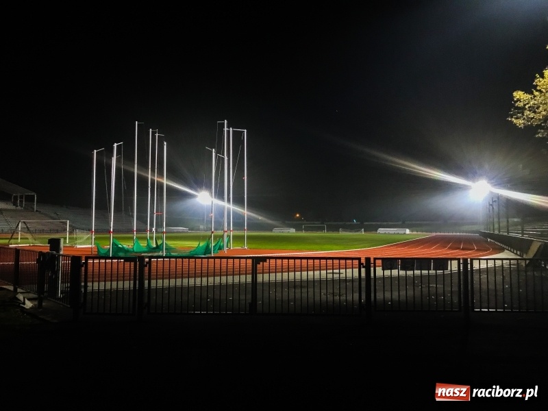 Zdjęcie w galerii na portalu naszraciborz.pl: Tak wygląda oświetlenie stadionu w Raciborzu. Co się dzieje z murawą? Jest miejscami spalona wiadomości z regionu