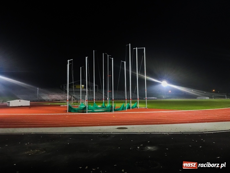 Zdjęcie w galerii na portalu naszraciborz.pl: Tak wygląda oświetlenie stadionu w Raciborzu. Co się dzieje z murawą? Jest miejscami spalona wiadomości z regionu