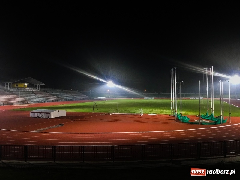 Zdjęcie w galerii na portalu naszraciborz.pl: Tak wygląda oświetlenie stadionu w Raciborzu. Co się dzieje z murawą? Jest miejscami spalona wiadomości z regionu