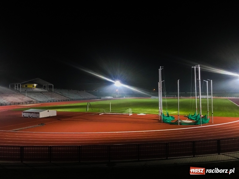 Zdjęcie w galerii na portalu naszraciborz.pl: Tak wygląda oświetlenie stadionu w Raciborzu. Co się dzieje z murawą? Jest miejscami spalona wiadomości z regionu