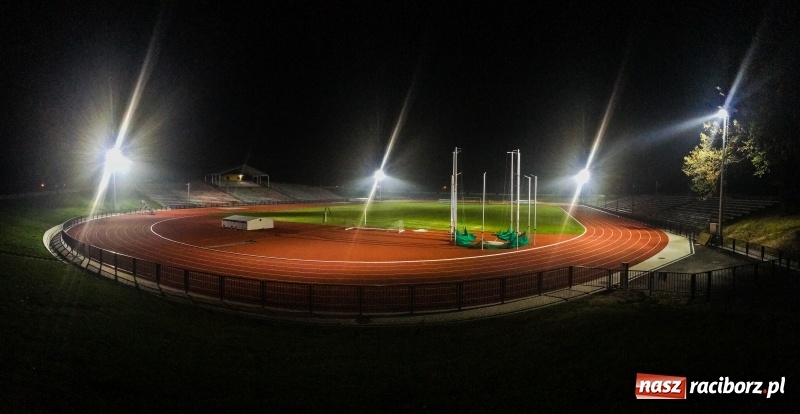 Zdjęcie w galerii na portalu naszraciborz.pl: Tak wygląda oświetlenie stadionu w Raciborzu. Co się dzieje z murawą? Jest miejscami spalona wiadomości z regionu