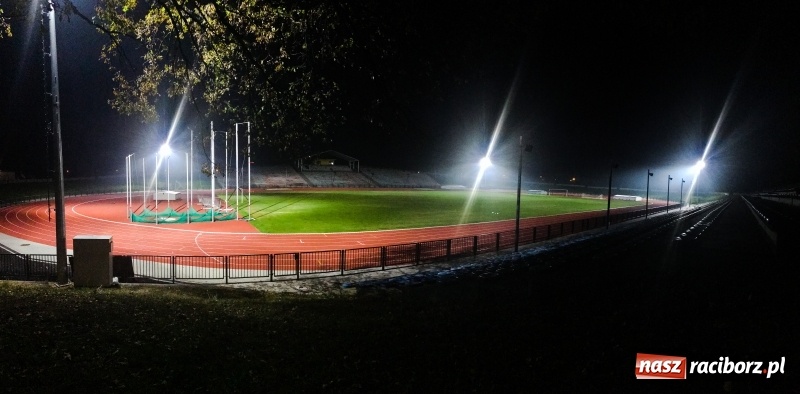 Zdjęcie w galerii na portalu naszraciborz.pl: Tak wygląda oświetlenie stadionu w Raciborzu. Co się dzieje z murawą? Jest miejscami spalona wiadomości z regionu