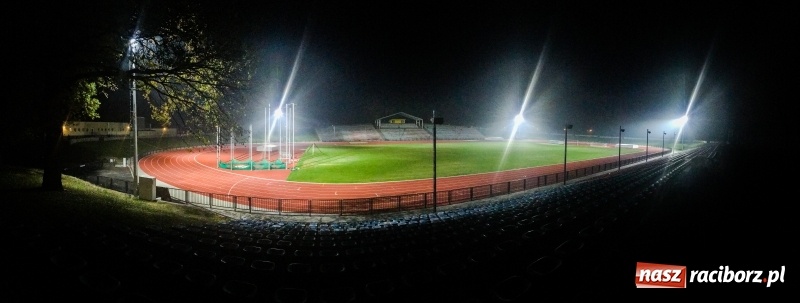 Zdjęcie w galerii na portalu naszraciborz.pl: Tak wygląda oświetlenie stadionu w Raciborzu. Co się dzieje z murawą? Jest miejscami spalona wiadomości z regionu
