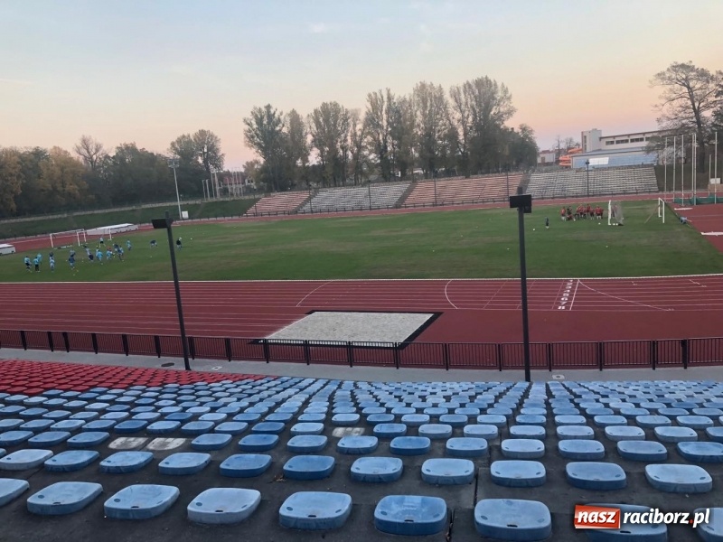 Zdjęcie w galerii na portalu naszraciborz.pl: Tak wygląda oświetlenie stadionu w Raciborzu. Co się dzieje z murawą? Jest miejscami spalona wiadomości z regionu