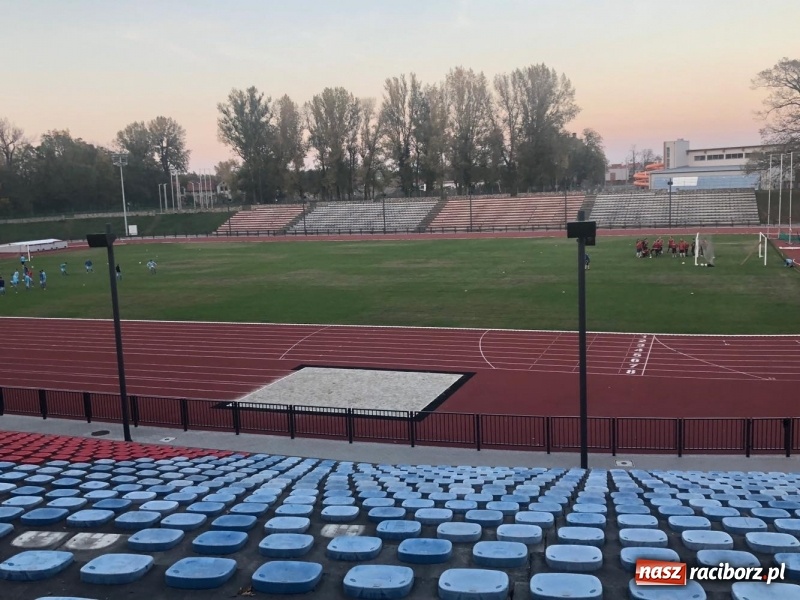 Zdjęcie w galerii na portalu naszraciborz.pl: Tak wygląda oświetlenie stadionu w Raciborzu. Co się dzieje z murawą? Jest miejscami spalona wiadomości z regionu