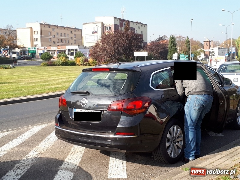 Zdjęcie w galerii na portalu naszraciborz.pl: Nie zdążył wytrzeźwieć. Spowodował kolizję na rondzie FOTO wiadomości z regionu