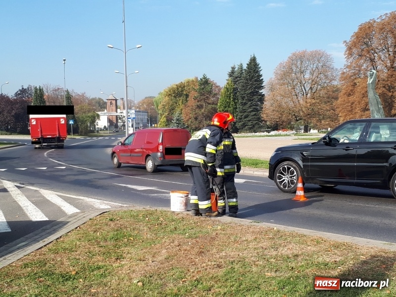 Zdjęcie w galerii na portalu naszraciborz.pl: Nie zdążył wytrzeźwieć. Spowodował kolizję na rondzie FOTO wiadomości z regionu