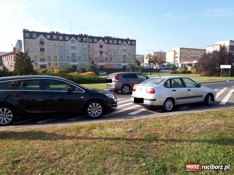 Zdjęcie w galerii na portalu naszraciborz.pl: Nie zdążył wytrzeźwieć. Spowodował kolizję na rondzie FOTO wiadomości z regionu