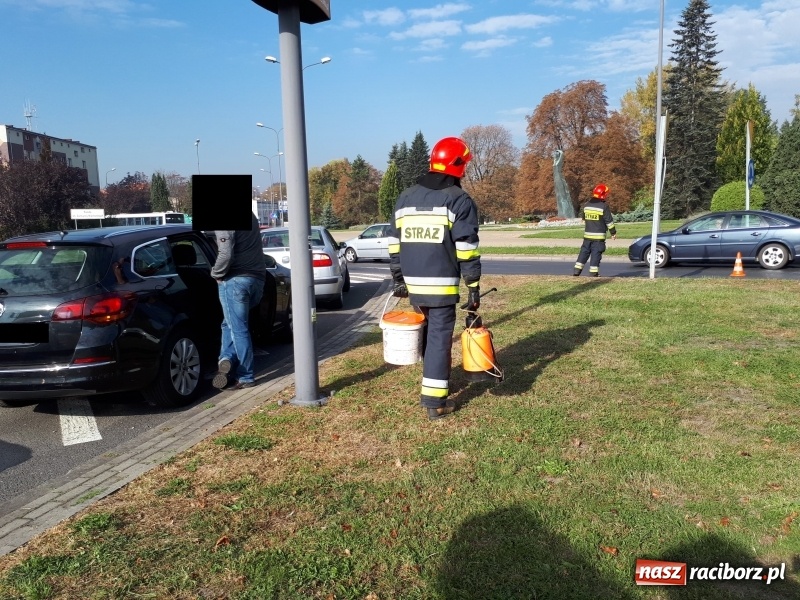 Zdjęcie w galerii na portalu naszraciborz.pl: Nie zdążył wytrzeźwieć. Spowodował kolizję na rondzie FOTO wiadomości z regionu