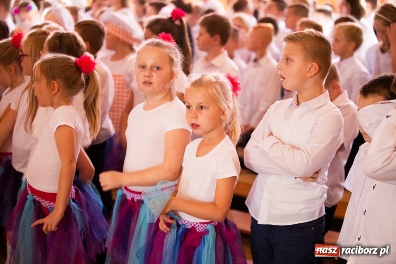 Zdjęcie w galerii na portalu naszraciborz.pl: Szkoła w Krzanowicach ma już 40 lat  wiadomości z regionu