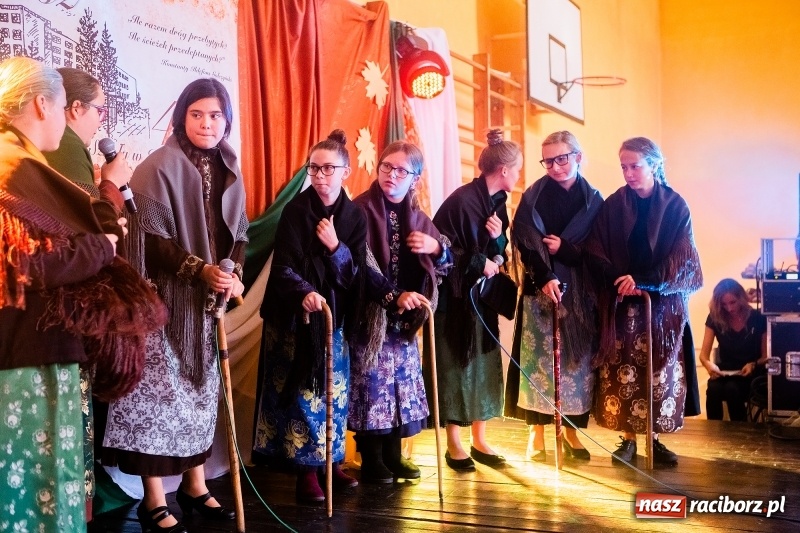 Zdjęcie w galerii na portalu naszraciborz.pl: Szkoła w Krzanowicach ma już 40 lat  wiadomości z regionu