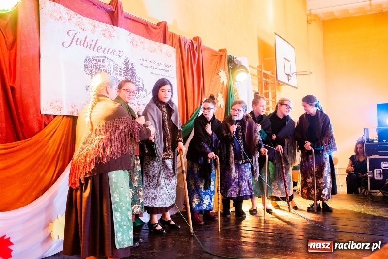 Zdjęcie w galerii na portalu naszraciborz.pl: Szkoła w Krzanowicach ma już 40 lat  wiadomości z regionu