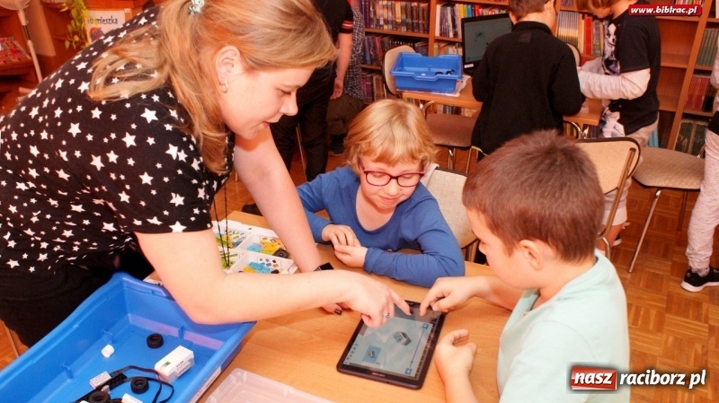 Zdjęcie w galerii na portalu naszraciborz.pl: Warsztaty robotyki Lego w raciborskiej bibliotece wiadomości z regionu