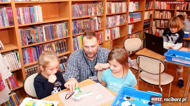 Zdjęcie w galerii na portalu naszraciborz.pl: Warsztaty robotyki Lego w raciborskiej bibliotece wiadomości z regionu