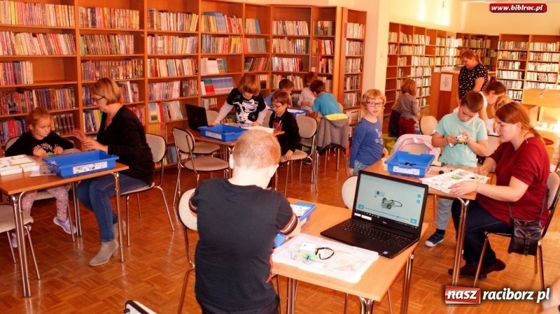 Zdjęcie w galerii na portalu naszraciborz.pl: Warsztaty robotyki Lego w raciborskiej bibliotece wiadomości z regionu