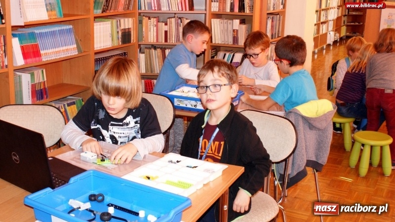 Zdjęcie w galerii na portalu naszraciborz.pl: Warsztaty robotyki Lego w raciborskiej bibliotece wiadomości z regionu