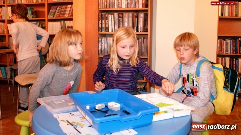 Zdjęcie w galerii na portalu naszraciborz.pl: Warsztaty robotyki Lego w raciborskiej bibliotece wiadomości z regionu
