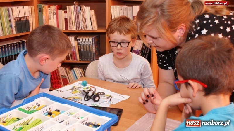 Zdjęcie w galerii na portalu naszraciborz.pl: Warsztaty robotyki Lego w raciborskiej bibliotece wiadomości z regionu