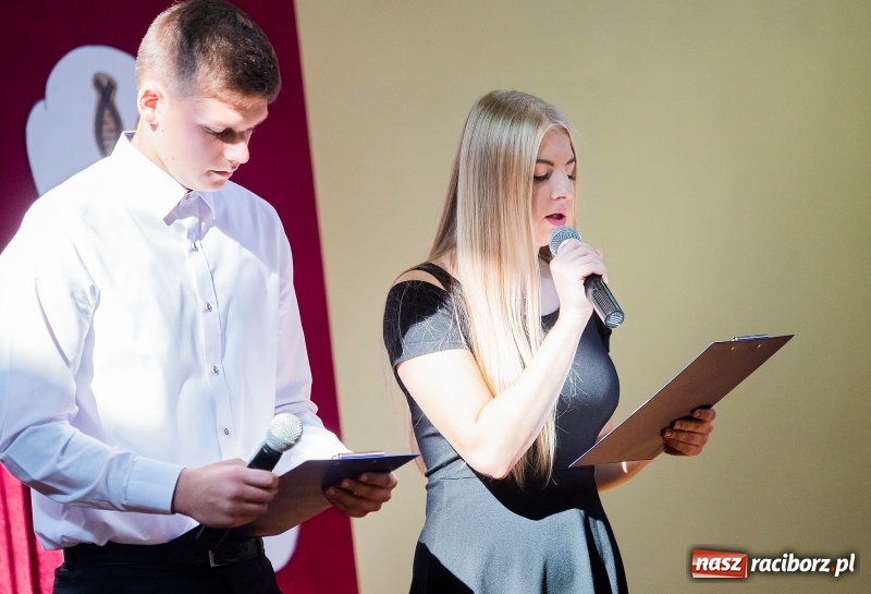 Zdjęcie w galerii na portalu naszraciborz.pl: W raciborskim ZSOMS pasowano pierwszoklasistów wiadomości z regionu