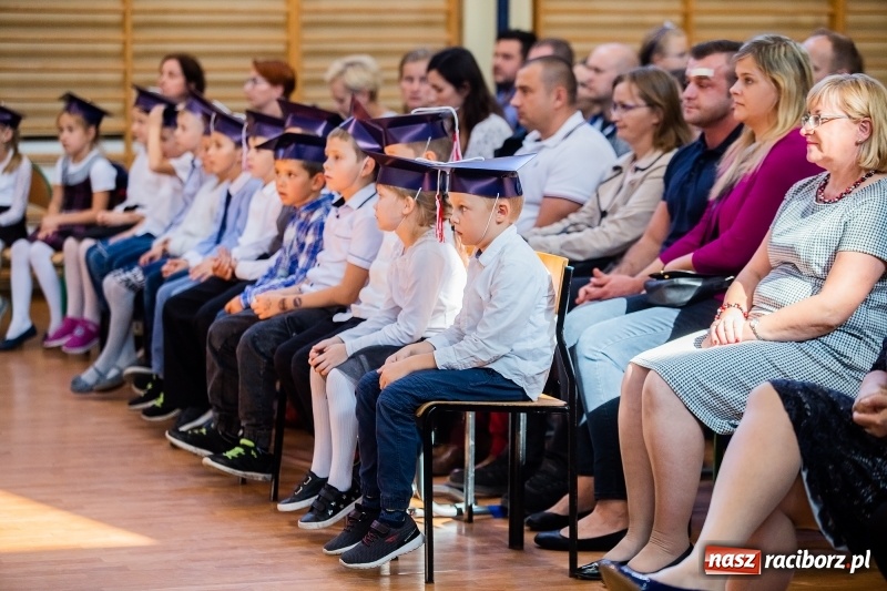 Zdjęcie w galerii na portalu naszraciborz.pl: W raciborskim ZSOMS pasowano pierwszoklasistów wiadomości z regionu