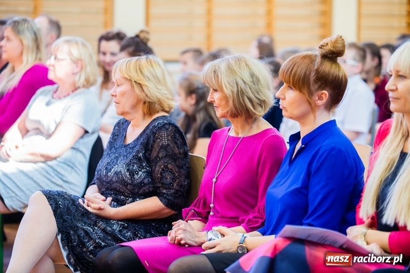 Zdjęcie w galerii na portalu naszraciborz.pl: W raciborskim ZSOMS pasowano pierwszoklasistów wiadomości z regionu