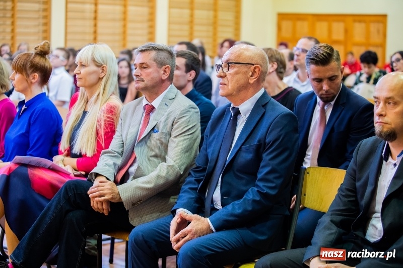 Zdjęcie w galerii na portalu naszraciborz.pl: W raciborskim ZSOMS pasowano pierwszoklasistów wiadomości z regionu