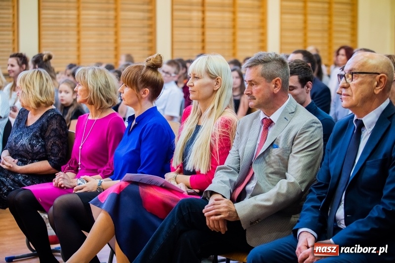 Zdjęcie w galerii na portalu naszraciborz.pl: W raciborskim ZSOMS pasowano pierwszoklasistów wiadomości z regionu