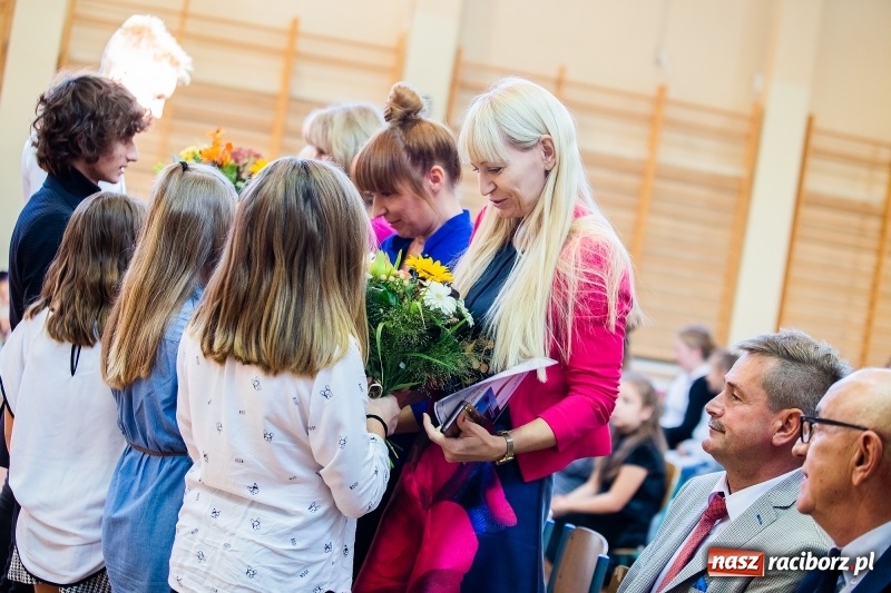 Zdjęcie w galerii na portalu naszraciborz.pl: W raciborskim ZSOMS pasowano pierwszoklasistów wiadomości z regionu