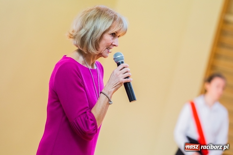 Zdjęcie w galerii na portalu naszraciborz.pl: W raciborskim ZSOMS pasowano pierwszoklasistów wiadomości z regionu