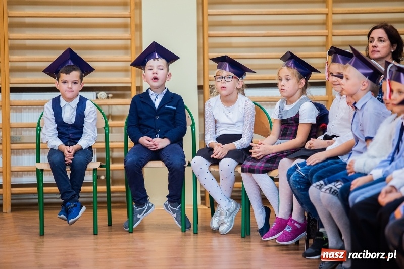 Zdjęcie w galerii na portalu naszraciborz.pl: W raciborskim ZSOMS pasowano pierwszoklasistów wiadomości z regionu