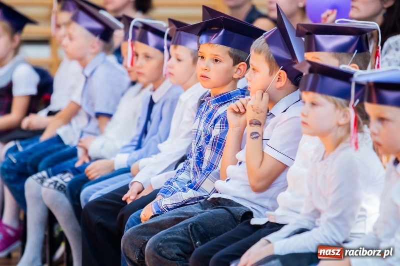 Zdjęcie w galerii na portalu naszraciborz.pl: W raciborskim ZSOMS pasowano pierwszoklasistów wiadomości z regionu