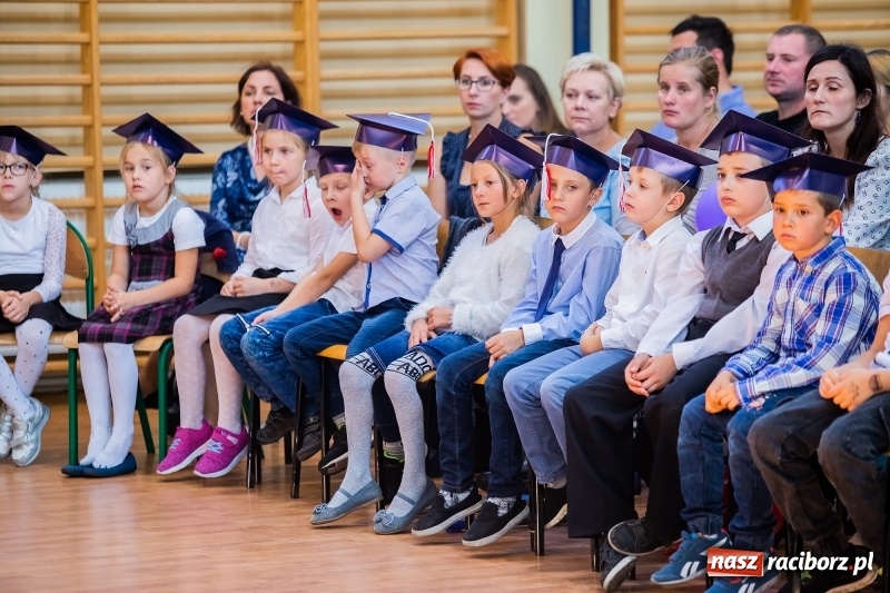 Zdjęcie w galerii na portalu naszraciborz.pl: W raciborskim ZSOMS pasowano pierwszoklasistów wiadomości z regionu