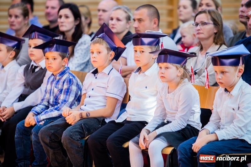 Zdjęcie w galerii na portalu naszraciborz.pl: W raciborskim ZSOMS pasowano pierwszoklasistów wiadomości z regionu