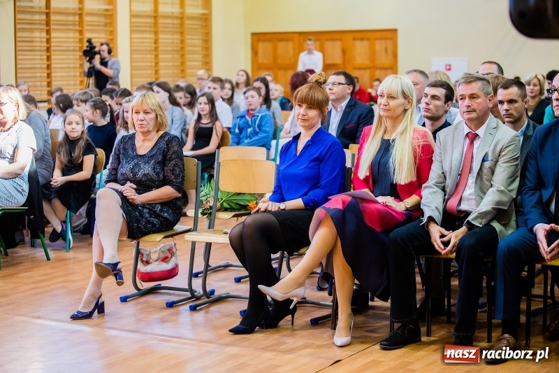Zdjęcie w galerii na portalu naszraciborz.pl: W raciborskim ZSOMS pasowano pierwszoklasistów wiadomości z regionu