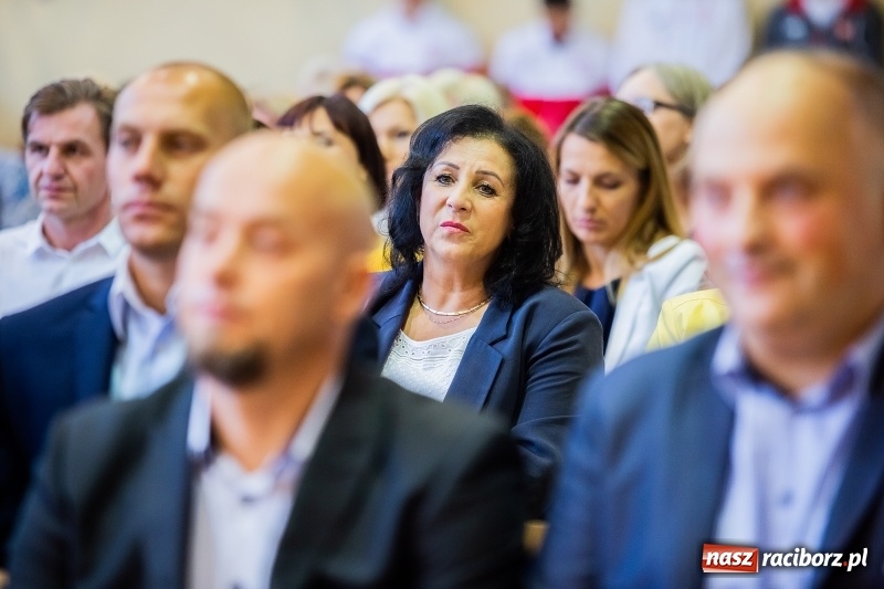 Zdjęcie w galerii na portalu naszraciborz.pl: W raciborskim ZSOMS pasowano pierwszoklasistów wiadomości z regionu