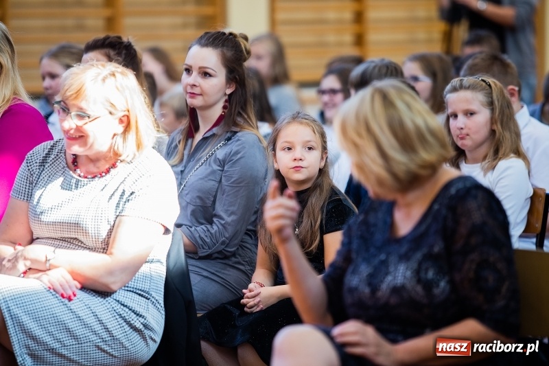Zdjęcie w galerii na portalu naszraciborz.pl: W raciborskim ZSOMS pasowano pierwszoklasistów wiadomości z regionu