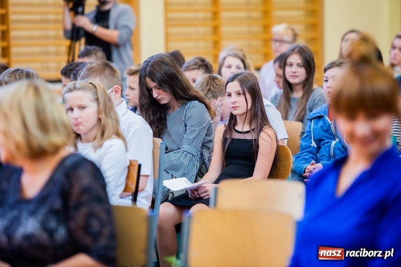 Zdjęcie w galerii na portalu naszraciborz.pl: W raciborskim ZSOMS pasowano pierwszoklasistów wiadomości z regionu