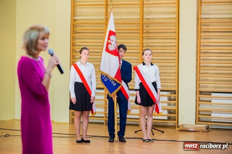 Zdjęcie w galerii na portalu naszraciborz.pl: W raciborskim ZSOMS pasowano pierwszoklasistów wiadomości z regionu