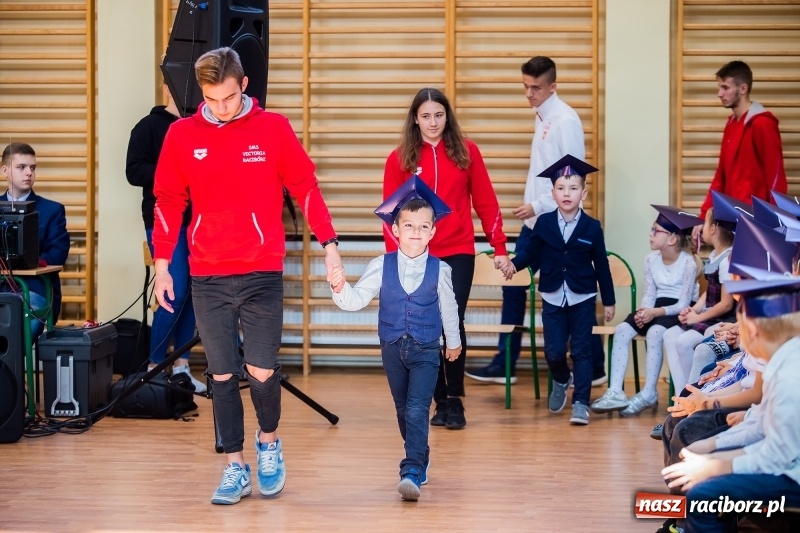 Zdjęcie w galerii na portalu naszraciborz.pl: W raciborskim ZSOMS pasowano pierwszoklasistów wiadomości z regionu