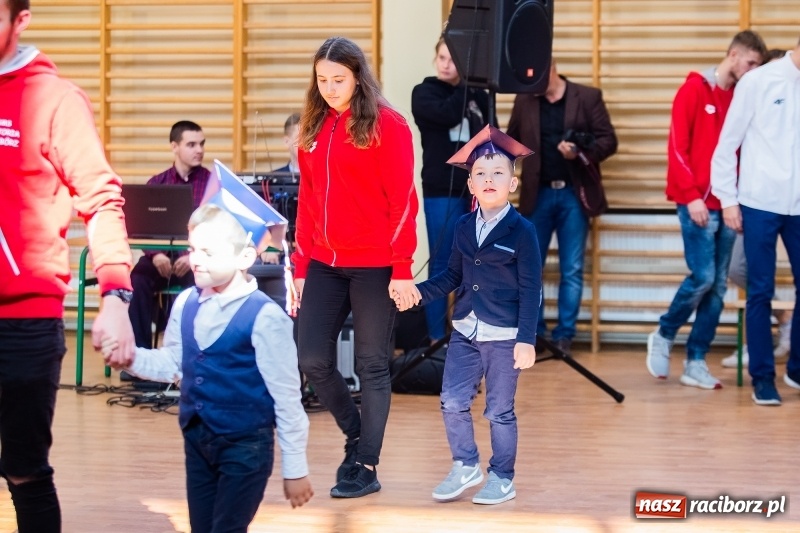 Zdjęcie w galerii na portalu naszraciborz.pl: W raciborskim ZSOMS pasowano pierwszoklasistów wiadomości z regionu