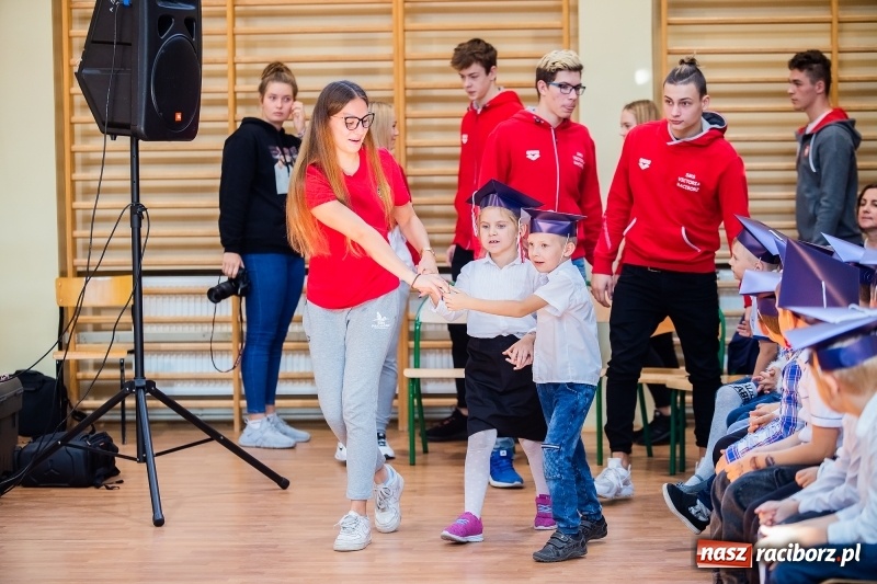 Zdjęcie w galerii na portalu naszraciborz.pl: W raciborskim ZSOMS pasowano pierwszoklasistów wiadomości z regionu