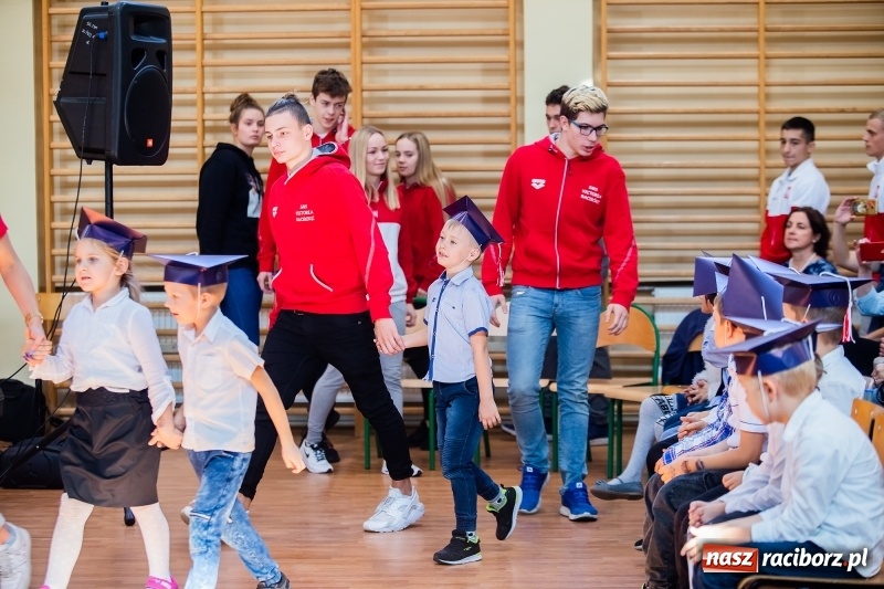 Zdjęcie w galerii na portalu naszraciborz.pl: W raciborskim ZSOMS pasowano pierwszoklasistów wiadomości z regionu